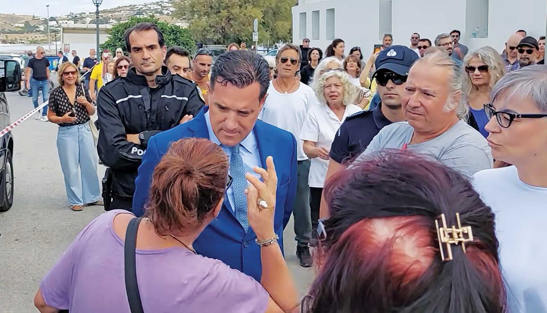 Αντί απαντήσεων, bullying από τον Αδωνι