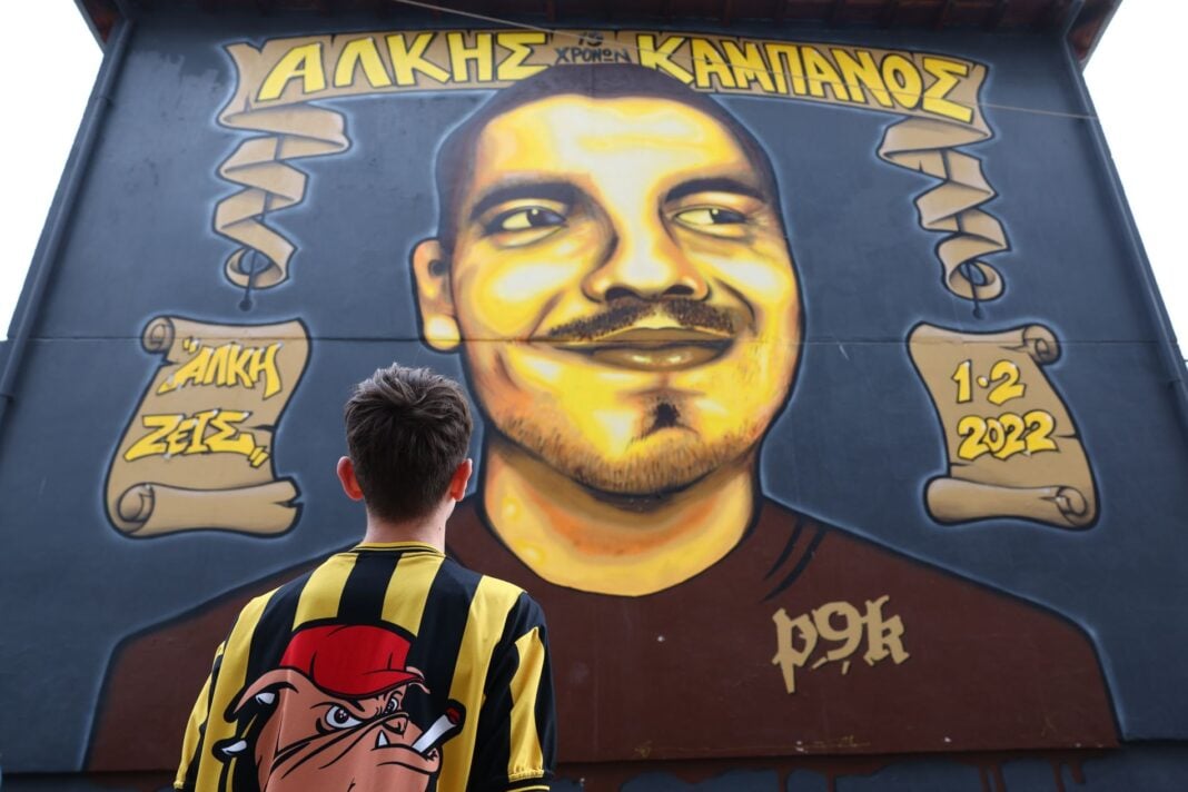 Ένας μικρός αθλητής κοιτά την τοιχογραφία στη μνήμη του δολοφονημένου Άλκη Καμπανού Ένας μικρός αθλητής κοιτά την τοιχογραφία στη μνήμη του δολοφονημένου Άλκη Καμπανού