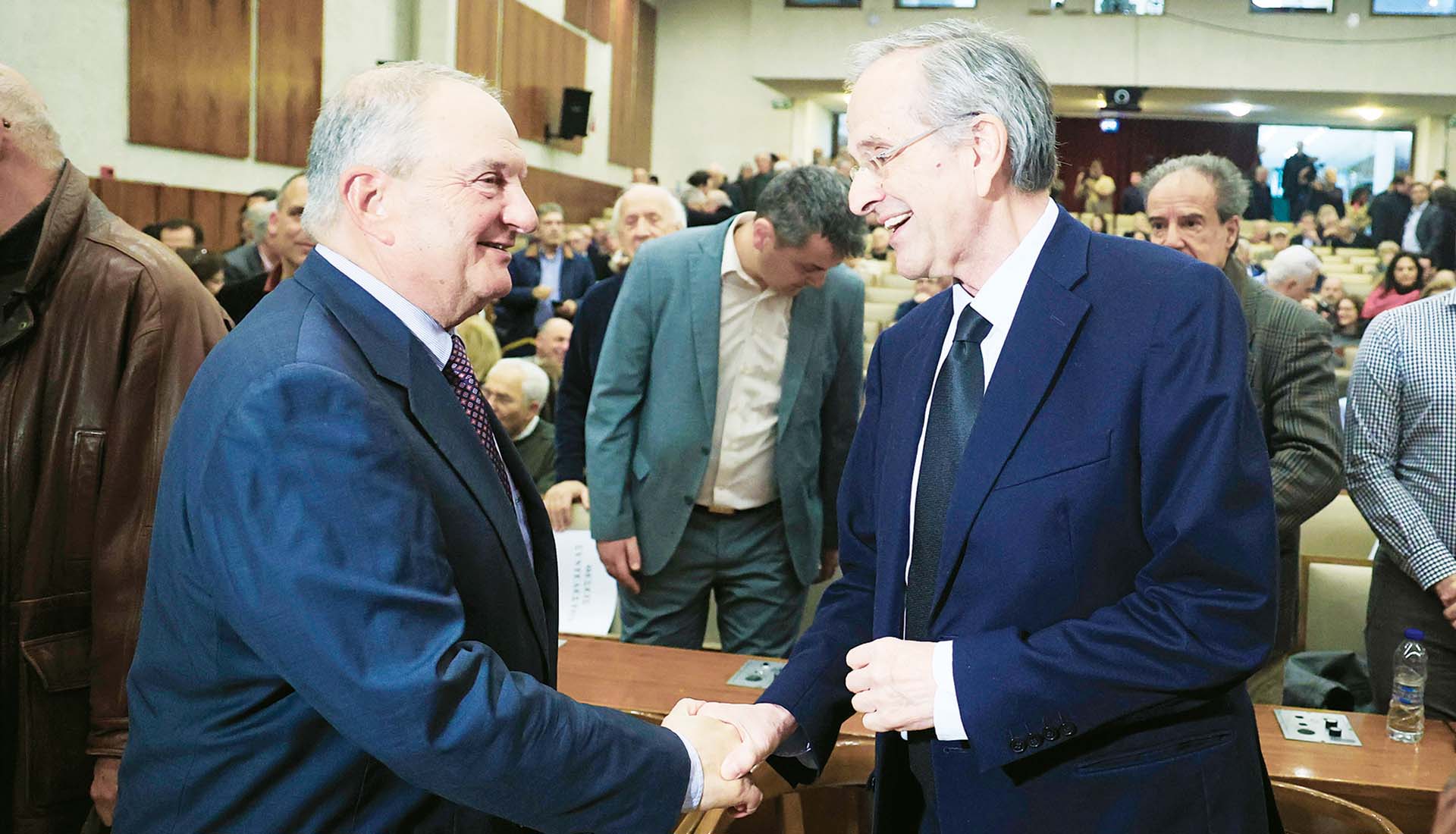 Σε νευρική κρίση το Μαξίμου από τις παρεμβάσεις Καραμανλή – Σαμαρά