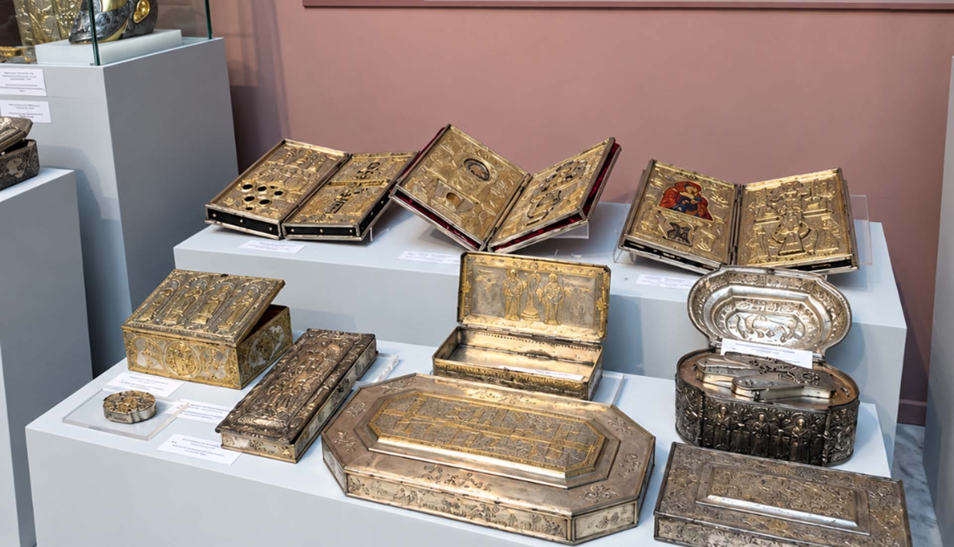 Η κλοπή του 1917: Λειψανοθήκες χωρίς τα άγια λείψανα παρέλαβε η Μενδώνη