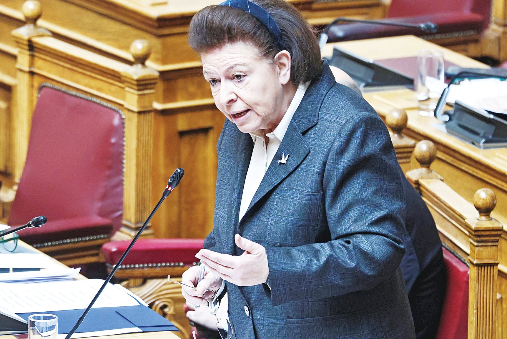 Θύελλα στη Βουλή κατά Μενδώνη για τα 48 κειμήλια!