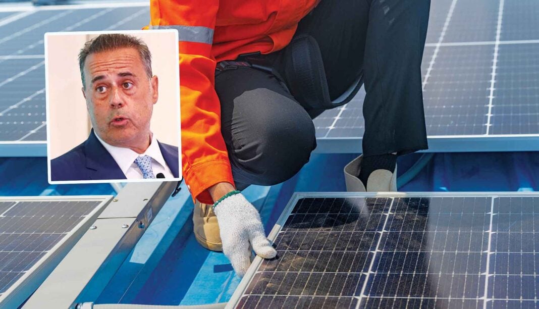 Εργασίες σε φωτοβολταϊκά. Ένθετη ο Σταύρος Παπασταύρου Εργασίες σε φωτοβολταϊκά. Ένθετη ο Σταύρος Παπασταύρου