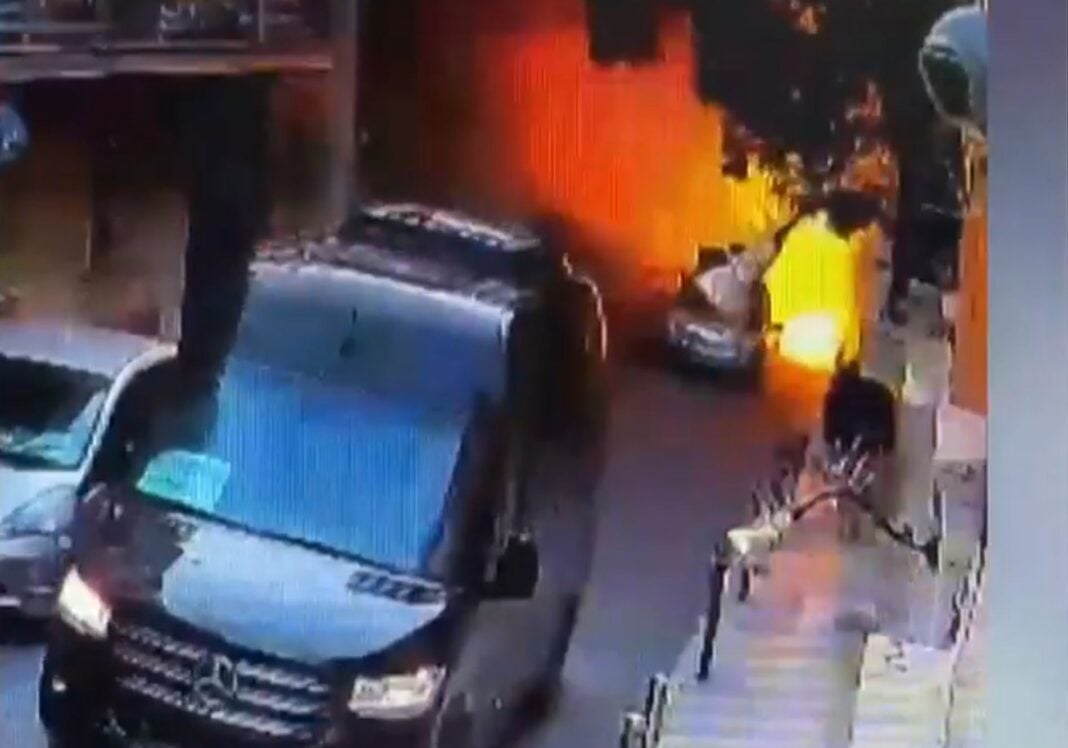 Σχολικό βανάκι περνάει δευτερόλεπτα πριν από την έκρηξη από το σημείο Σχολικό βανάκι περνάει δευτερόλεπτα πριν από την έκρηξη από το σημείο