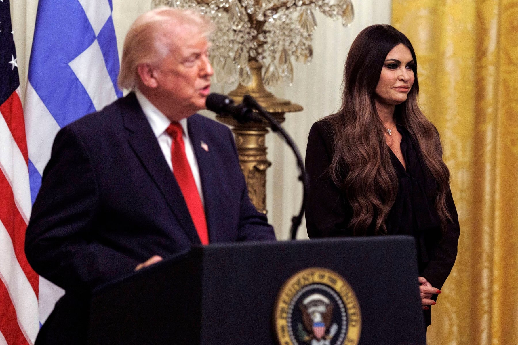Ο Τραμπ αδειάζει δημόσια την Γκιλφόιλ: «Εξετάζουμε την καρατόμησή της»