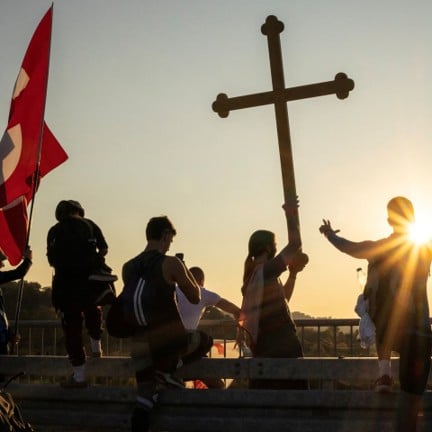 Σέρβοι φοιτητές στην πορεία τους για τα θύματα της τραγωδίας του Νόβι Σαντ με τον σταυρό μπροστά. Σέρβοι φοιτητές στην πορεία τους για τα θύματα της τραγωδίας του Νόβι Σαντ με τον σταυρό μπροστά.