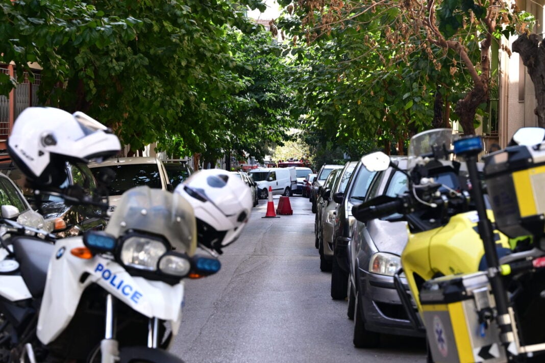 Εντοπισμός ύποπτου αντικειμένου στην οδό Σισίνη στο κέντρο της Αθήνας Εντοπισμός ύποπτου αντικειμένου στην οδό Σισίνη στο κέντρο της Αθήνας