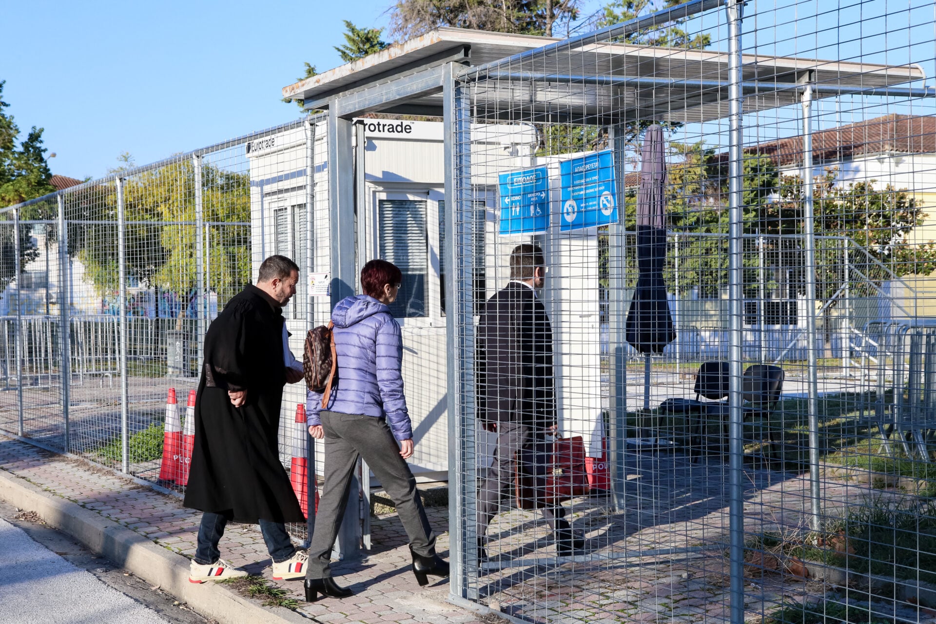 Συγγενείς θυμάτων και δικηγόροι μπαίνουν στο κτήριο για την δίκη των Τεμπών
