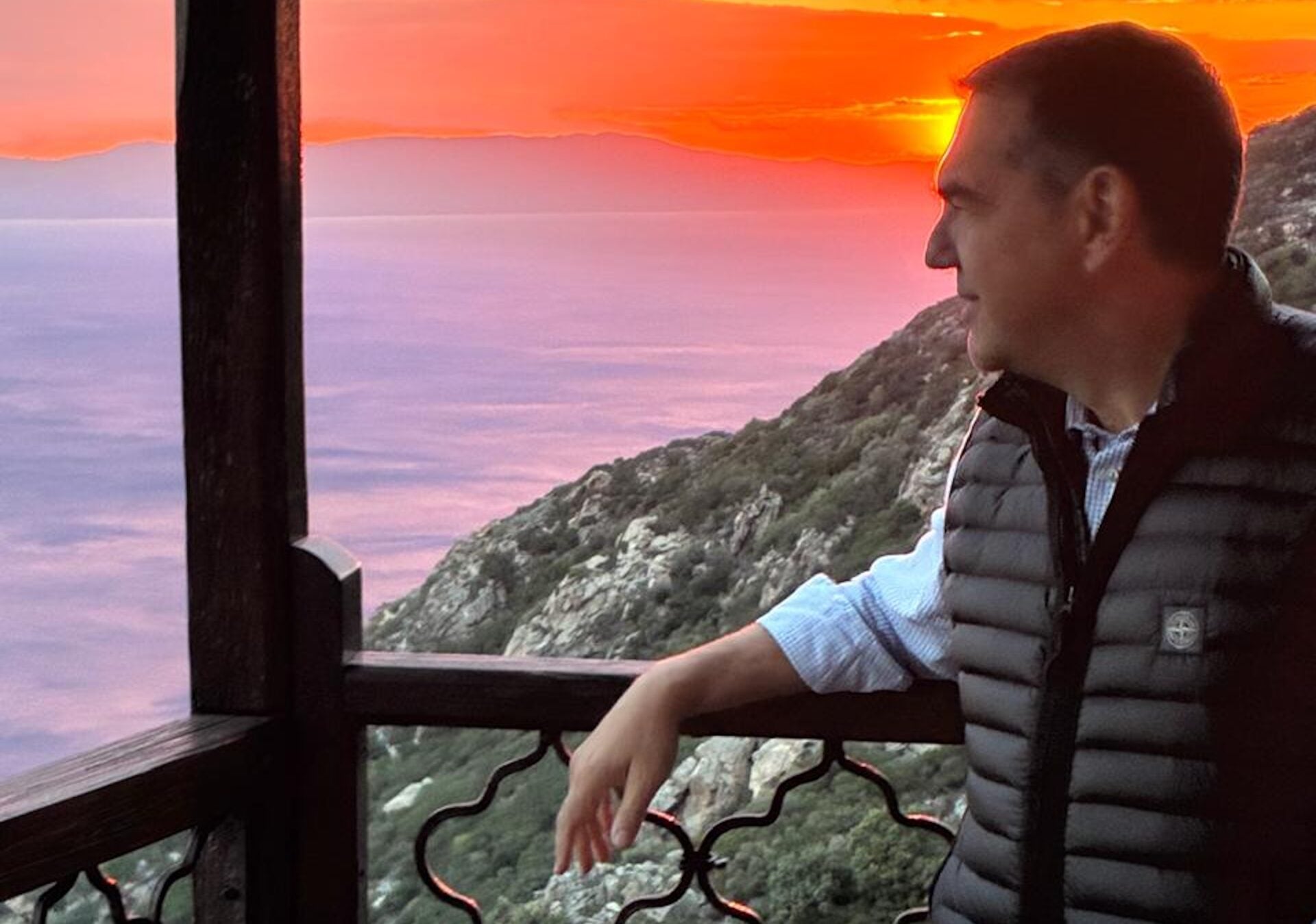 Ντύθηκε πάλι παπαδοπαίδι για τα ψηφαλάκια ο… αθεόφοβος Τσίπρας  (φωτό)
