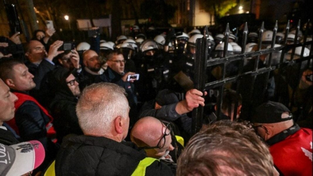 Αστυνομικές δυνάμεις έξω από το Συνταγματικό Δικαστήριο Αστυνομικές δυνάμεις έξω από το Συνταγματικό Δικαστήριο